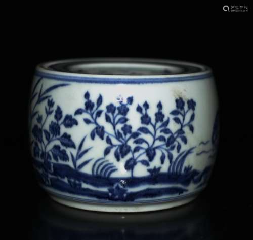 A BLUE AND WHITE CRICKET JAR AND COVER