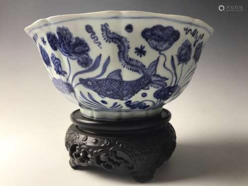 A BLUE AND WHITE PETAL-FORM BOWL AND STAND