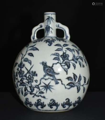 A BLUE AND WHITE MOON FLASK VASE