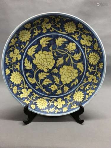 A YELLOW GLAZE AND UNDERGLAZ BLUE CHARGER