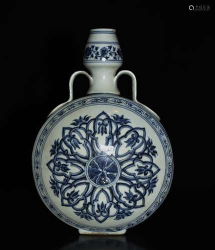 A BLUE AND WHITE MOON FLASK VASE