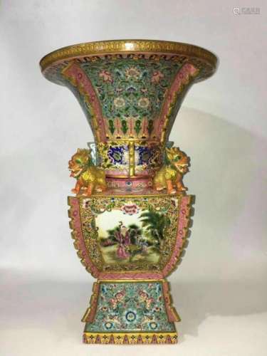 A GILT-DECORACTED FAMILLE ROSE SQUARE BEAKER