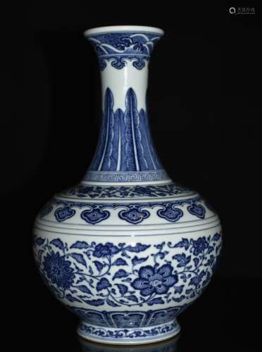 A BLUE AND WHITE VASE, QIANLONG MARK