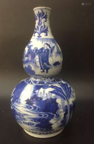 A BLUE AND WHITE DOUBLE GOURD VASE