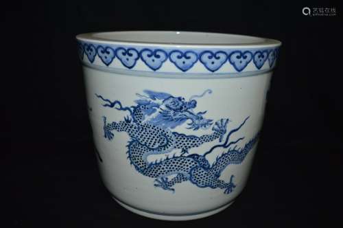 A BLUE AND WHITE 'DRAGON' POT