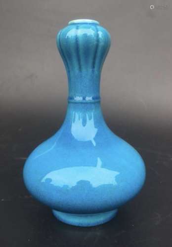 A LIGHT BLUE GLAZE GARLIC HEAD VASE