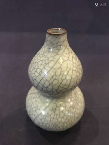 A GE YAO DOUBLE GOURD VASE