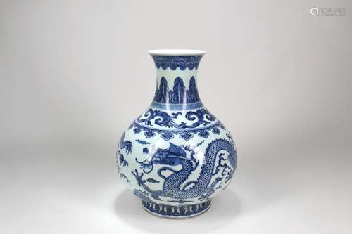 A Chinese Blue and White Porcelain Vase