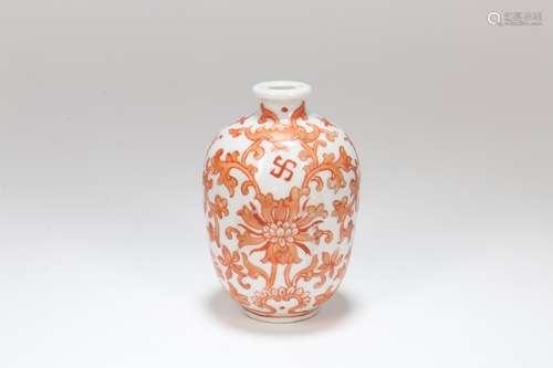 A Chinese Iron Red Porcelain Snuff Bottle