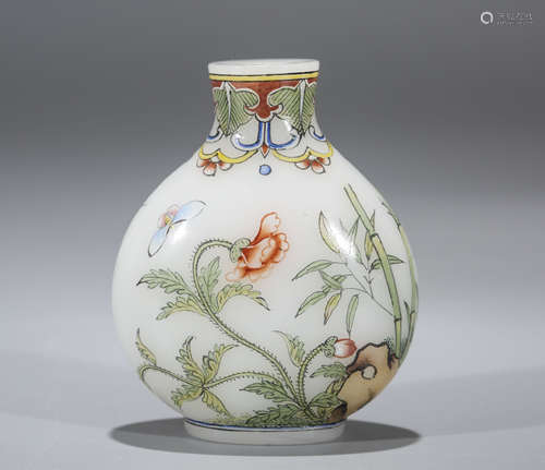 A Chinese Famille Rose Porcelain Snuff Bottle