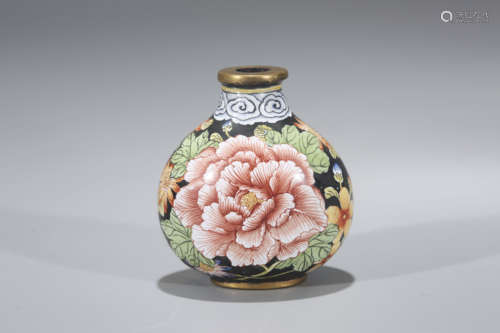 A Chinese Famille Rose Porcelain Snuff Bottle