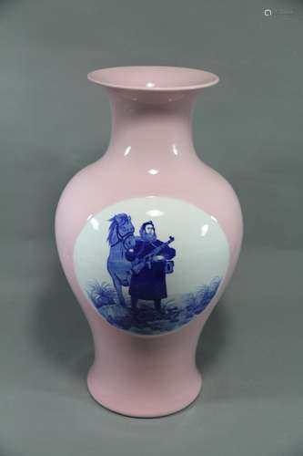 A BLUE AND WHITE ON PINK GROUND FIGURE VASE