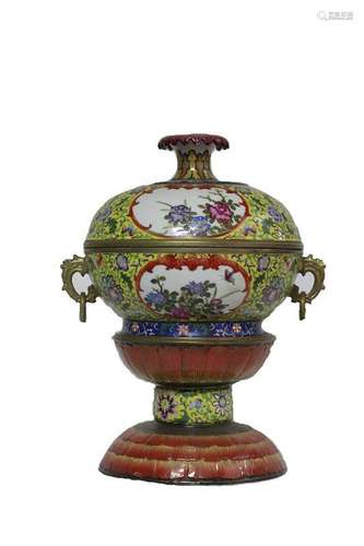 Chinese Famille Rose Cover Vase