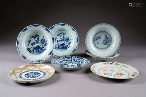 Six Assiettes et une Coupe - Porcelaine de Chine et du Japon. Cinq assiettes à émaux blanc/bleu d'époque Kien-Long, une assiette de la Famille Rose du XVIIIe siècle et une coupe Japon du XIXe siècle. Condition: Quelques égrenures.