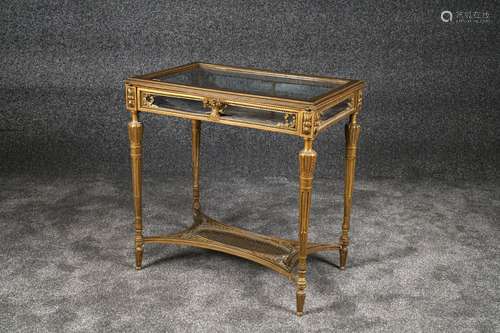 Vitrine bijoutière. Tablette pivotante libérant un caisson vitré. Pieds cannelés à entretoises cannées. Bois patiné. Travail de style Louis XVI. Vers 1900. Dimensions: 75 x 72 x 47 cm.