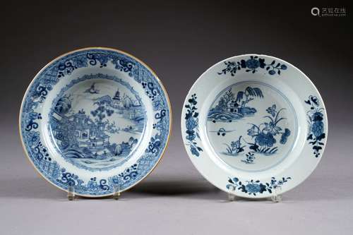 Deux Assiettes creuses. Décorées, en camaïeu de bleu, de paysages avec pagodes. Porcelaine de Chine d'exportation de la Compagnie des Indes. Epoque Kien-Long. Diamètre: 23 cm. (Egrenures sur le pourtour).