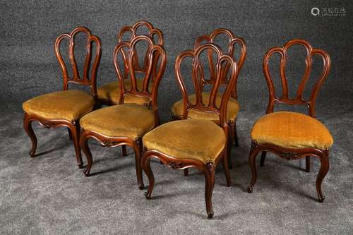 Suite de six Chaises. Dossiers trilobés et pieds cambrés à gorges et moulures. Acajou massif. Travail d'époque Napoléon III.