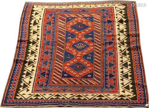 Carpette Caucase-Kazak. Triple médaillon reliés entre eux. Fond bleu et large bordure géométrique à motifs imbriqués. Belle qualité. Dimensions: 178 x 132 cm.