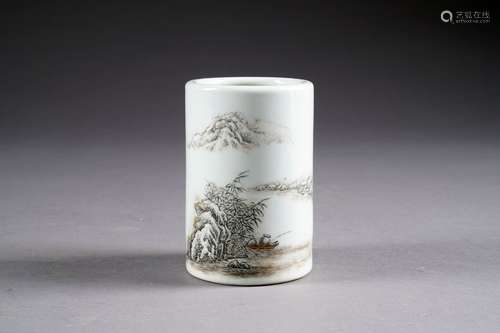 Pot Bitong. Décoré, en plein et en grisaille, d'un paysage avec rivières et montagnes en hiver. Au centre, un pêcheur sur une barque. Porcelaine de Chine. XXe siècle. Marque sigillaire. Hauteur: 11,5 cm. Condition: Bel état. Pas d'accident ni de restauration.