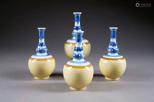 Suite de quatre petits Vases bouteille. Col à motifs feuillés à l'émail bleu. Porcelaine de Chine. Marque d'un double cercle concentrique. Hauteur: 17 cm. Condition: Pas d'accident ni de restauration.