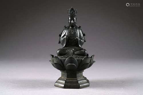 Bouddha Vairochana. Représenté assis sur un socle lotiforme. Bronze à patine noire. Chine. Hauteur: 22,5 cm.