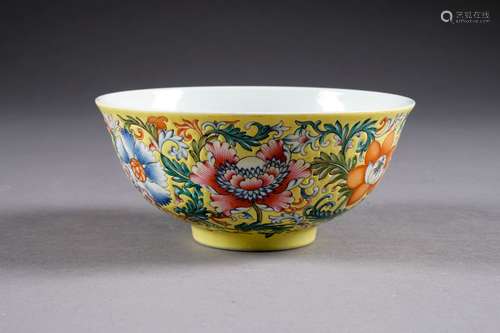 Bol à Pied talon. Sur un modèle Kien-Long. Décor de rinceaux de fleurs exotiques, dans la palette Famille Rose, se dégageant d'un champ jaune. Sur le fond cinq chauves-souris, symbole de chance. Porcelaine de Chine. Marque sigillaire apocryphe à l'émail bleu de Daoguang. Diamètre: 15,4 cm - Hauteur: 7 cm. Condition: Pas d'accident ni de restauration.