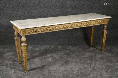 Grande Console. Sommée d'un marbre blanc. Longue ceinture droite sculptée d'enroulements. Pieds fuselés rehaussés de cassolettes. Bois laqué crème et or. Travail d'époque Louis XVI. Dimensions: 81 x 195 x 52 cm.