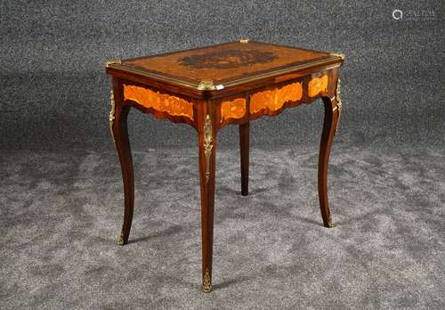 Table à Jeux de Style Louis XV. Décor marqueté d'un bouquet de fleurs inscrit dans des enroulements feuillés. Pieds cambrés. Palissandre et bois de rose. Très bel état. Dimensions: 80 x 81 x 60 cm.