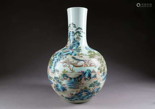 Grand Vase Tianqiuping. A émaux falangcaï. Décoré, en plein, d'un paysage montagneux, avec rivière, animé de très nombreux singes cueillant, pour certains, des pêches de longévité. Porcelaine de Chine. Marque sigillaire de Kien-Long. XXe siècle. Condition: Pas d'accident ni de restauration. Quelques usures au décor. Hauteur: 58 cm.