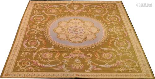 Tapis Savonnerie. Médaillon à guirlandes de fleurs, dans un cercle à fond bleuté. Grand décor de rinceaux floraux. Fond jaune. Dimensions: 370 x 270 cm.