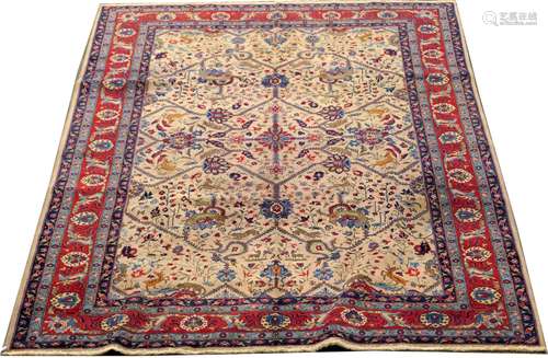 Tapis Anatolie. Le fond, clair, présente des fleurs épanouies reliées entre elles et parcouru de félins et de cervidés. Bordure rouge et bleue à cinq bandes. Dimensions: 293 x 203 cm.