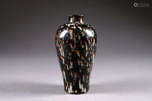 Rare Vase Meiping. Céramique revêtue d'une glaçure noire tachetée de brun et de blanc. Jizhou - Chine. Période Song du Sud ou de la dynastie Yuan. Hauteur: 22 cm. Condition: Pas d'accident ni de restauration.