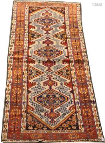 Tapis-Galerie Sarab. A trois losanges médaillon, sur fond blanc. Bordure géométrique. Dimensions: 280 x 99 cm.