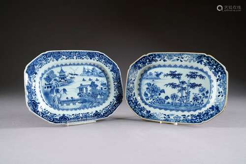 Paire de petits Plats à Coins coupés. Au décor présentant jardin de bambous et palais. Porcelaine de Chine d'exportation à émail bleu. Epoque Kien-Long (1736-1795). Hauteur: 29 cm. Condition: Très bel état. Pas d'accident ni de restauration.