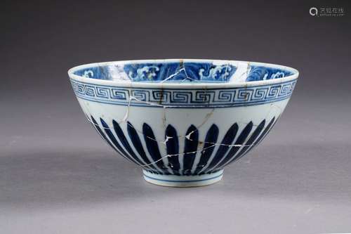 Bol sur Piédouche. Décor à l'émail bleu de rinceaux de végétaux et de fleurs épanouies. Porcelaine de Chine. Diamètre: 21 cm. Condition: Totalement restaurée, manques, etc.