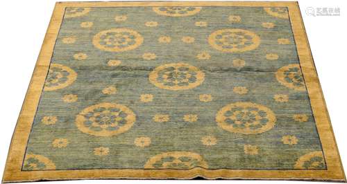 Carpette Afghanistan. Présentant des fleurons figurant des chrysanthèmes. Fond bleu et bordure jaune. Dimensions: 250 x 210 cm.