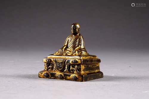 Arhat assis en méditation. Un chapelet de prière dans la main droite. Socle mouluré. Bronze doré. Tibet. Hauteur: 7,5 cm. Condition: Usure à la dorure.