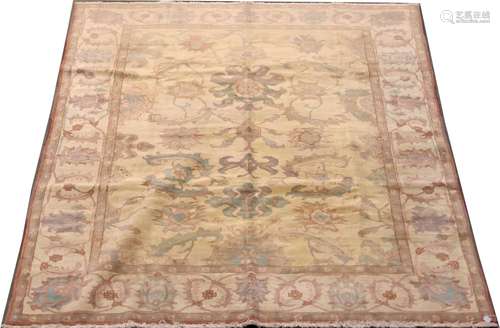 Tapis Ferahan. Fond clair orné de grandes fleurs. Bordure à rinceaux ton sur ton. Dimensions: 274 x 195 cm.