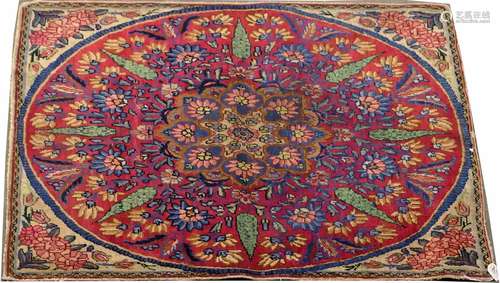 Carpette Kirman Laver. Grand motif rayonnant circulaire. Fond rouge et écoinçons floraux. Dimensions: 82 x 84 cm.