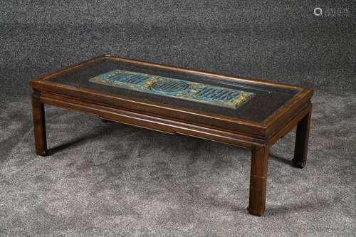 Table de Salon. Plateau orné d'un panneau ajouré et laqué bleu et or. Pieds terminés par un petit enroulement. Bois exotique. Travail chinois. Dimensions: 41 x 124 x 60 cm.