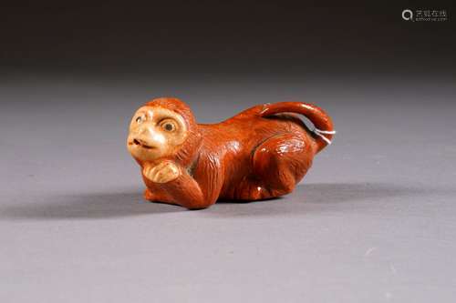 Compte-gouttes en Forme de singe couché. Porcelaine de Chine à émail rouge. Marque sigillaire de Daoguang. Longueur: 10,5 cm.