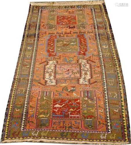 Tapis Soumak-Kashgaï. Entièrement orné d'oiseaux stylisés. Fond orangé et bordure verte. Dimensions: 256 x 124 cm.