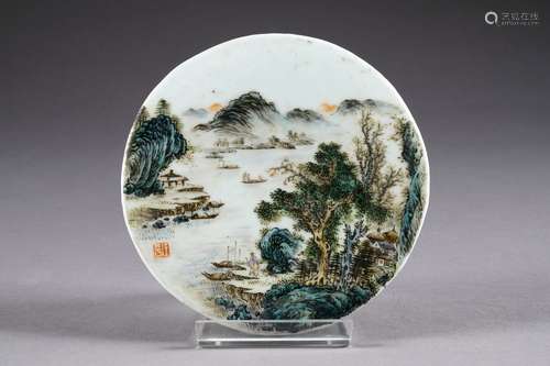 Plaque ronde. Au décor figurant une rivière animée entourée de montagnes. Porcelaine de Chine polychrome. Signée. Période républicaine. Diamètre: 17 cm. Condition:<br/>Pas d'accident ni de restauration.