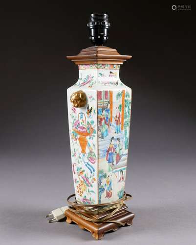 Vase quadrangulaire. A décor figurant scènes de palais et paniers fleuris. Porcelaine de Canton. Chine. Fin du XIXe siècle. Monté en lampe. Hauteur: 45 cm.