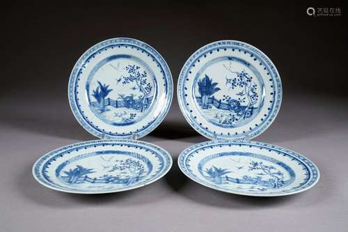 Suite de quatre Assiettes. Décor à la palissade. Porcelaine de Chine à émaux blanc/bleu. XVIIIe siècle. Diamètre: 23,5 cm. Condition: Petites égrenures et cheveux à une assiette.