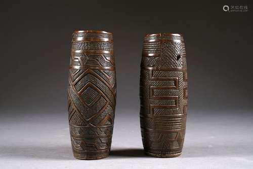 Deux Coupes à Vin de Palme, Kuba. Bois sculpté, à belle patine sombre, de frises de motifs géométriques. République démocratique du Congo. Hauteur: 19,5 cm. Provenance: Collectées par Maurice Van Damme (1865-1935) présent au Congo entre 1890 et 1909 en qualité de secrétaire général de la Colonie depuis 1899.