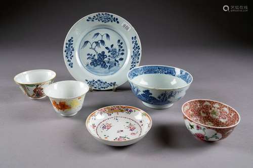 Lot. Assiette, coupelle, coupe et bol. Porcelaine de Chine de la Famille Rose et à émail blanc/bleu. D'époques diverses.