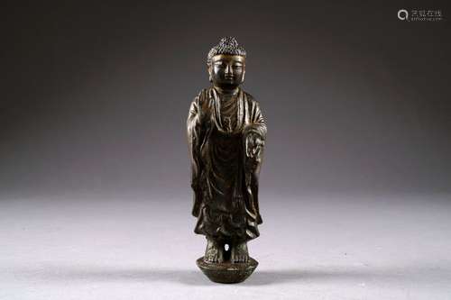 Bouddha représenté debout. Aux mains dans la position de l'enseignement et de l'argumentation. Bronze patiné. Chine. Hauteur: 23 cm.