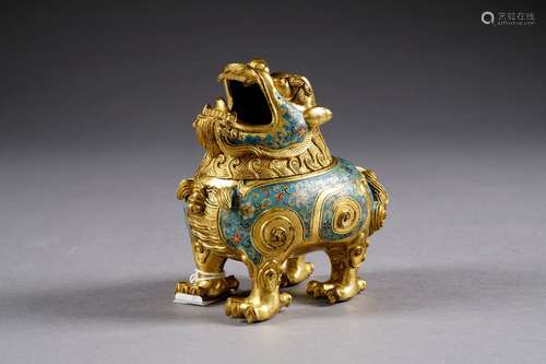 Brûle-Parfum. Prenant la forme d'un lion de Fô à la gueule ouverte et à la tête amovible. Bronze doré et cloisonné à motifs de rinceaux de fleurs sur champ bleu. Art chinois. Qing Dynasty. Hauteur: 12 cm - Longueur: 11 cm - Profondeur: 6 cm.