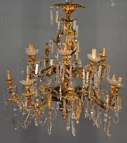 Lustre Napoléon III. A double couronne de lumières aux bras feuillés ornés de fleurettes. Ornementation de larmes et de papillons en cristal blanc taillé. Bronze doré. XIXe siècle Monté à l'électricité. Hauteur: 90 cm - Diamètre: 90 cm.